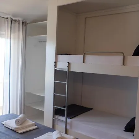 Ljetni San B&B 오미스
