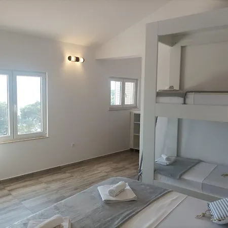 B&B Ljetni San 오미스