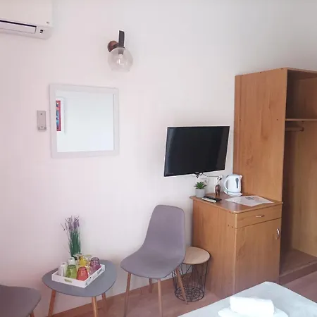 Ljetni San B&B 오미스